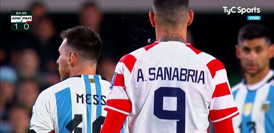 un jugador paraguayo escupio a messi en pleno partido video