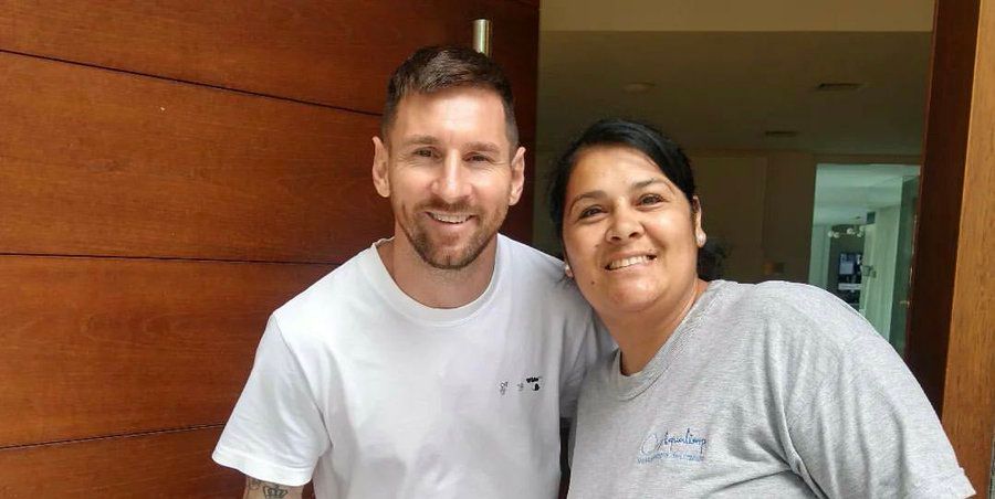 un genio unos nenes le golpearon la puerta y messi salio a firmar autografos video